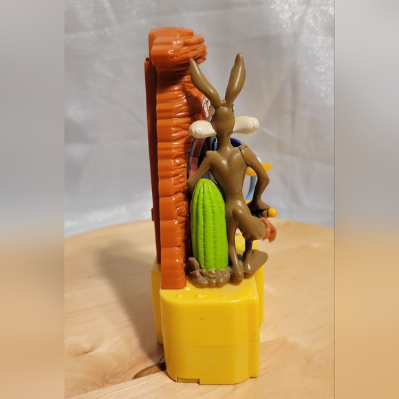 Pez 1998 Looney Tunes Wile E. Coyote and Road Runner Candy Hander - Picture 5 of 12